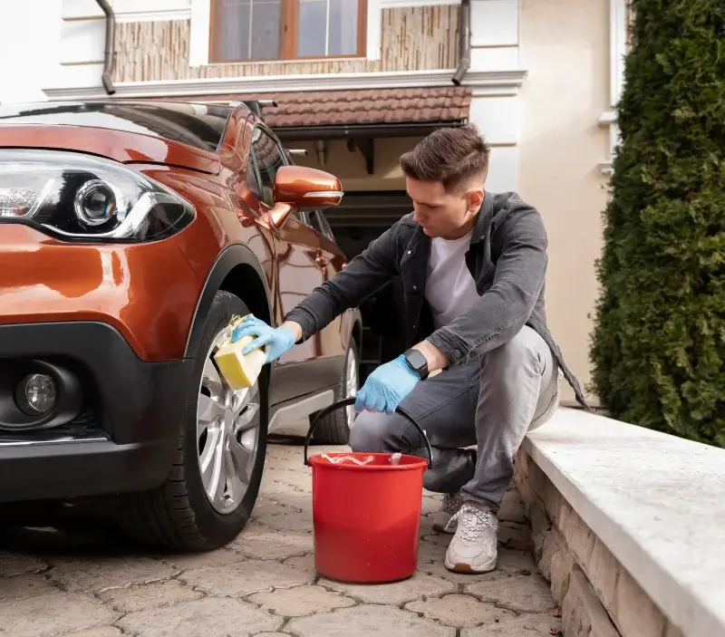 Lavage auto à domicile Longny les Villages : professionnel intervenant sur un véhicule